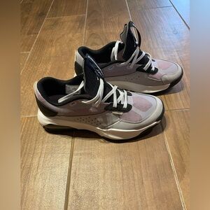 *Like New* Jordan Air 200E Women’s Size 10